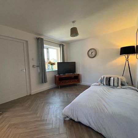 Contemporary 1 Bedroom Apartment Нормантон Экстерьер фото