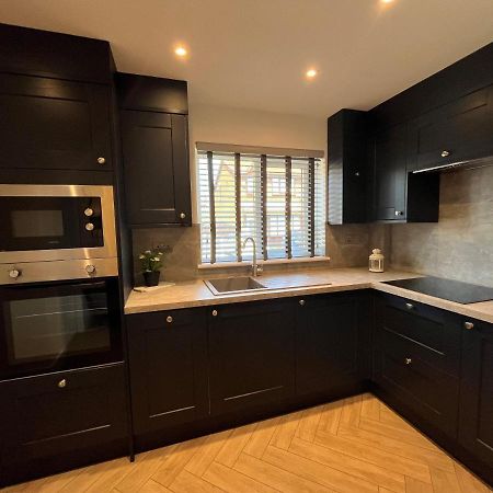 Contemporary 1 Bedroom Apartment Нормантон Экстерьер фото