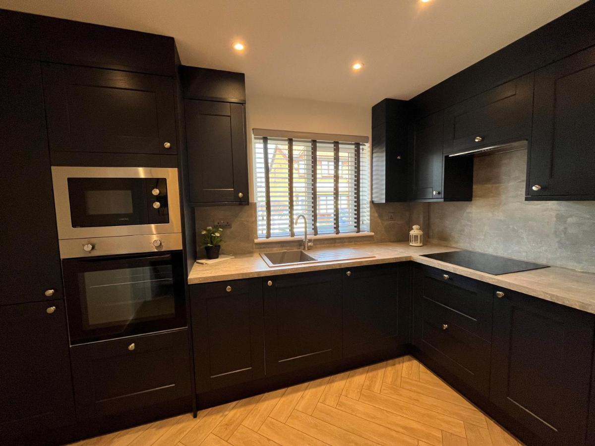 Contemporary 1 Bedroom Apartment Нормантон Экстерьер фото