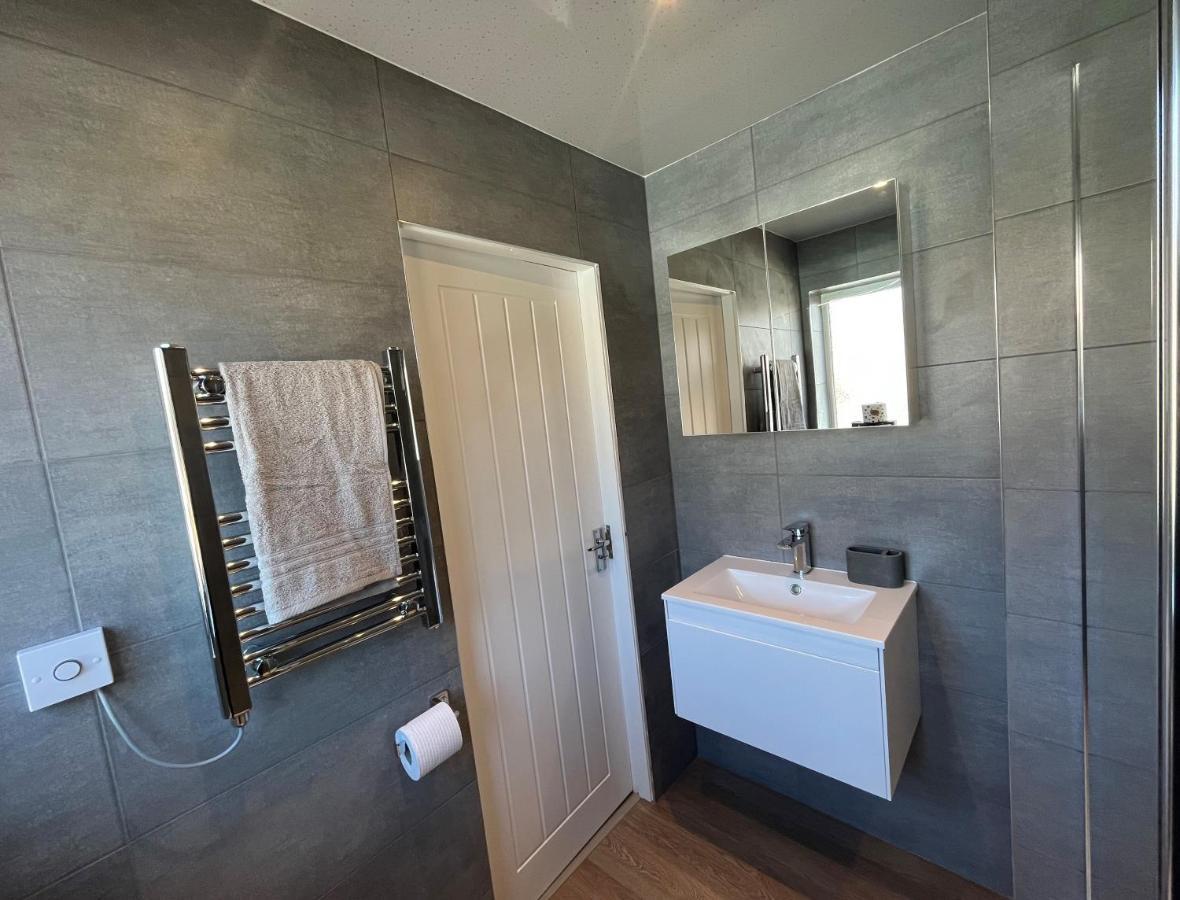 Contemporary 1 Bedroom Apartment Нормантон Экстерьер фото