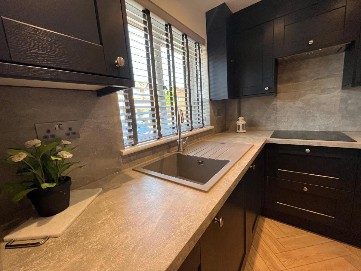 Contemporary 1 Bedroom Apartment Нормантон Экстерьер фото